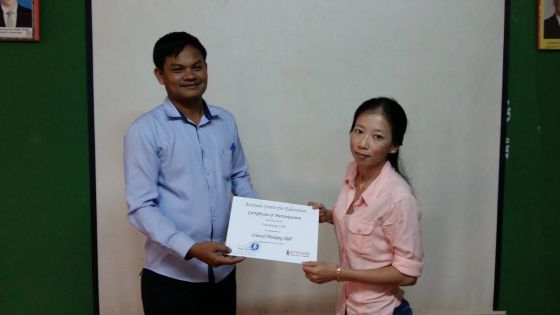 Sarin bei der Überreichung des Zertifikats an die als Kind an Polio erkrankte Miss Meng vom Starfish Cafe, die auch am Training teilnahm.