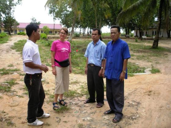 Thet, Sabine, ein Schulleiter und der District Chief von Steng Hau bei Sabines erstem Besuch im Juli 2006