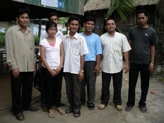 Kurz nach Beginn unserer Arbeit in Steng Hau finanzieren wir bereits 7 Englischklassen. Sechs unserer Lehrer von links nach rechts: Sophal, Srey Mao, Serey Kot, Sovannara, Projektleiter Thet, Bol Phalla, Ron.